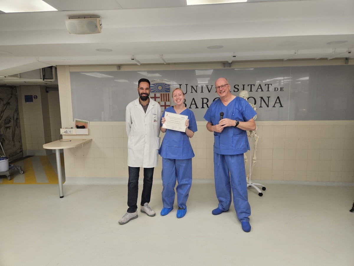 Victoria van der Pas receives her certificate
